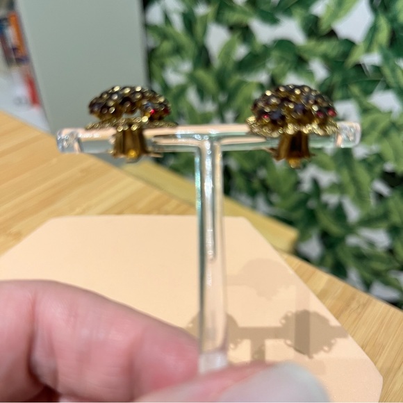 Beautiful 1940s Red Rhinestone Clip Earrings - Picture 4 of 6